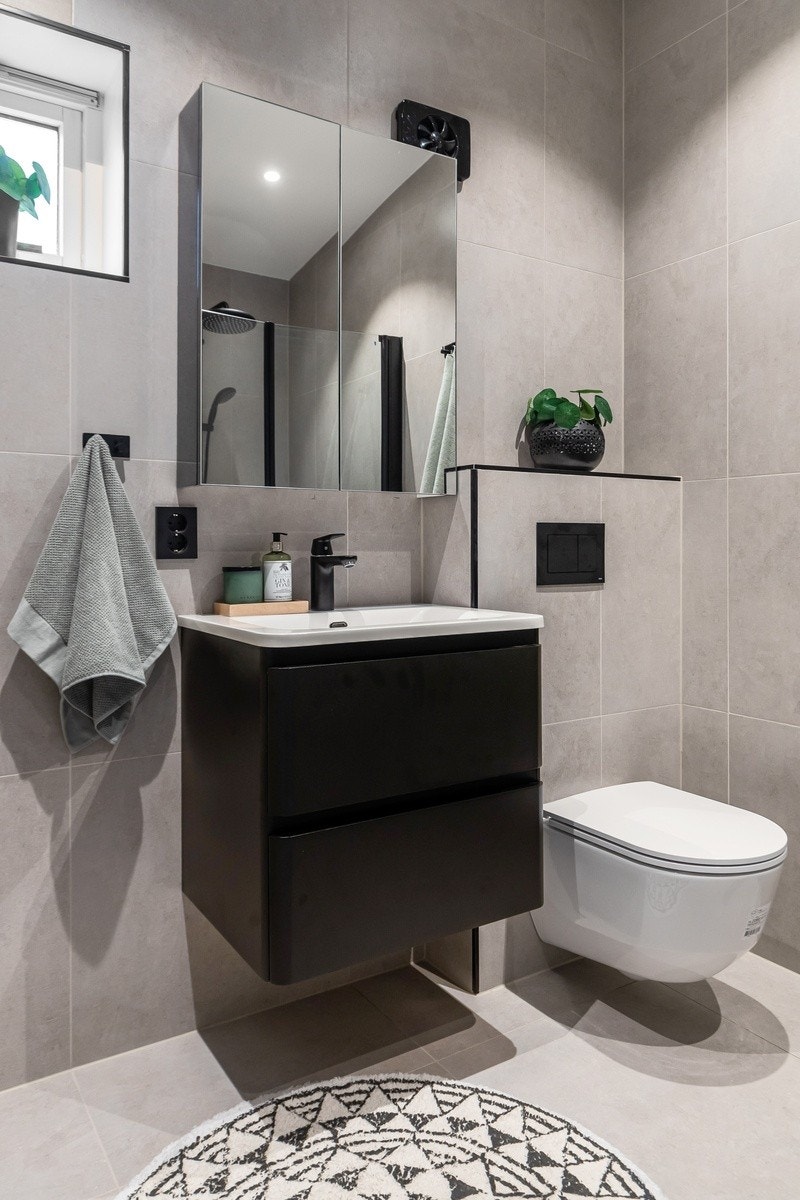 Delikat bad med storformatflis, varme i gulv, spotter mm. Vaskemaskin følger leiligheten. Dette er ett av to fullverdige bad. Galleribilde