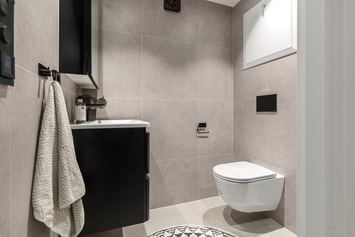 Delikat bad med storformatflis, varme i gulv, spotter mm. Vaskemaskin følger leiligheten. Dette er ett av to fullverdige bad. Galleribilde