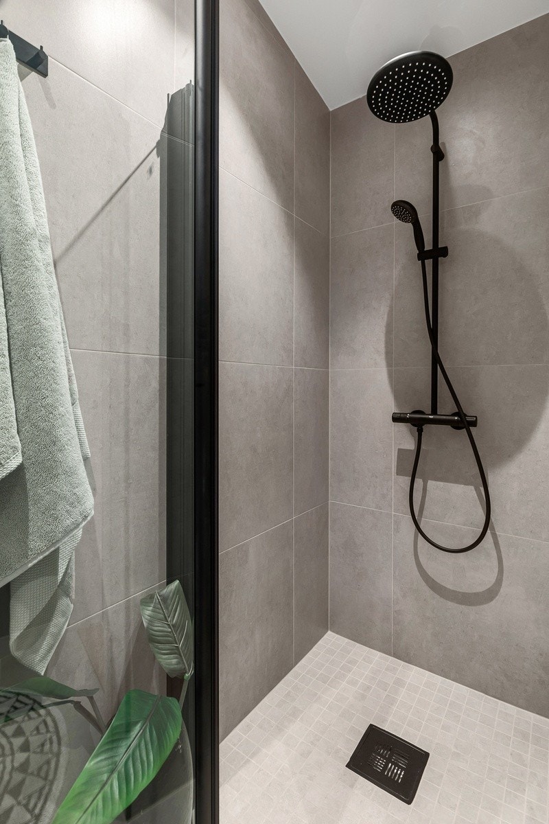 Delikat bad med storformatflis, varme i gulv, spotter mm. Vaskemaskin følger leiligheten. Dette er ett av to fullverdige bad. Galleribilde