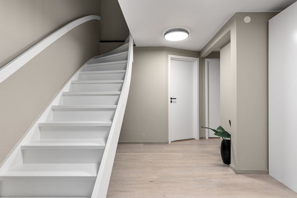 Romslig gang i 1.etg med trapp opp til stue/kjøkken Galleribilde