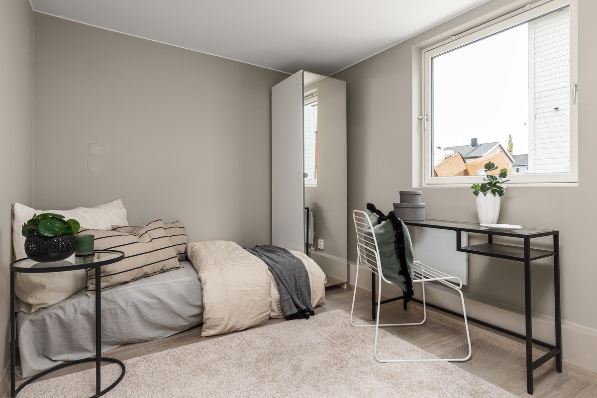 Dette er Saturn. Soverommene er av god størrelse med plass til det man trenger. Nye garderobeskap med speilfronter, seng, panelovn og solskjerming medfølger. Galleribilde