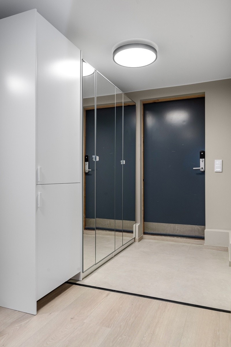 Velkommen inn! Meget god plass til ytterklær osv. Det er også et stort ekstra kjøleskap til venstre for klesskapene! Kodelås på ytterdør for en nøkkelfri hverdag. Galleribilde