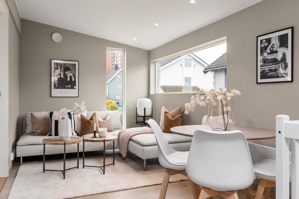 Velkommen til Tempevegen 7B! En stor og nyrenovert leilighet med en særdeles attraktiv beliggenhet. NB! Veggen til venstre er nå fjernet, og det tidligere soverommet er innlemmet i fellesarealet. Stuen er derfor enda større enn det som vises på bildene. Galleribilde