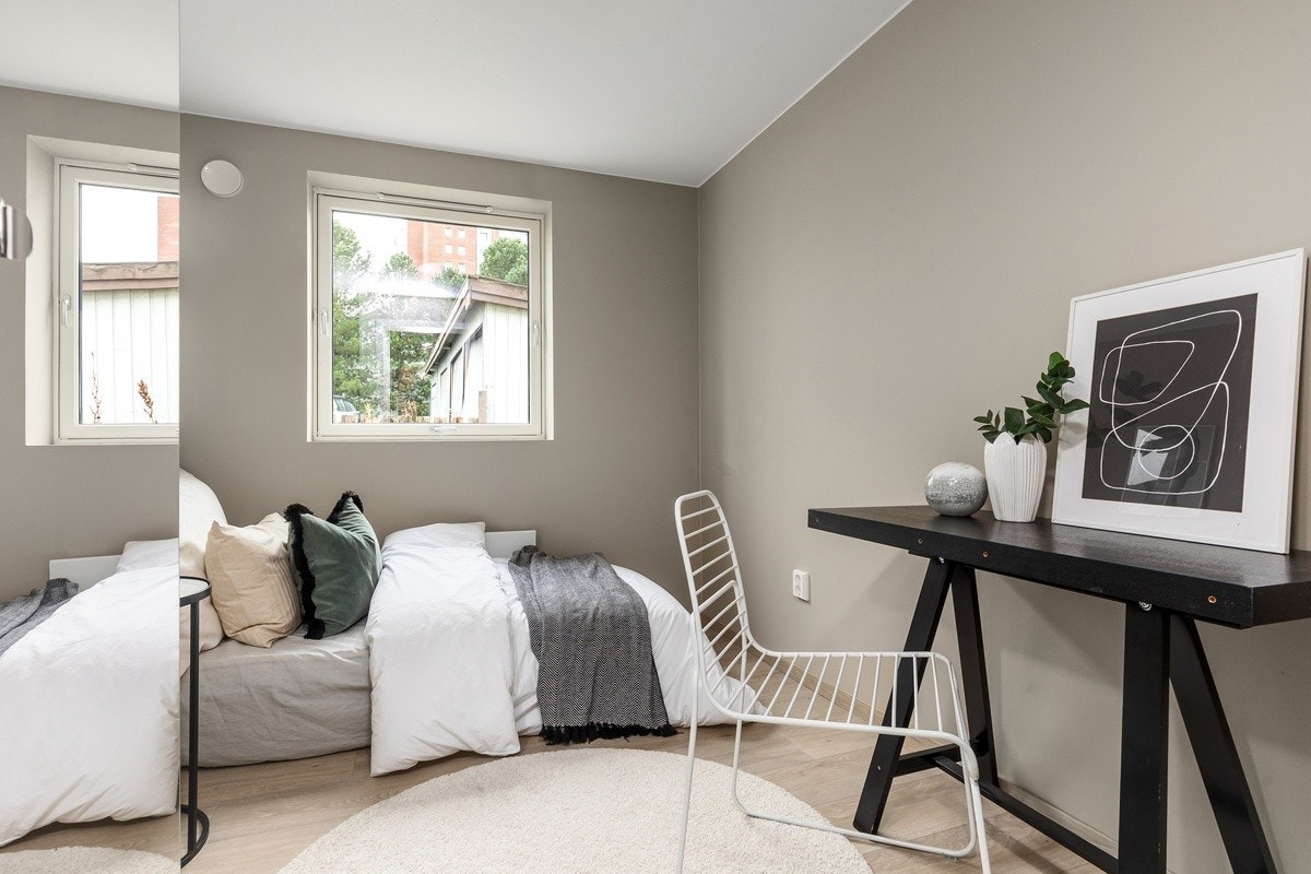 Dette er Merkur. Soverommene er av god størrelse med plass til det man trenger. Nye garderobeskap med speilfronter, seng, panelovn og solskjerming medfølger. Galleribilde