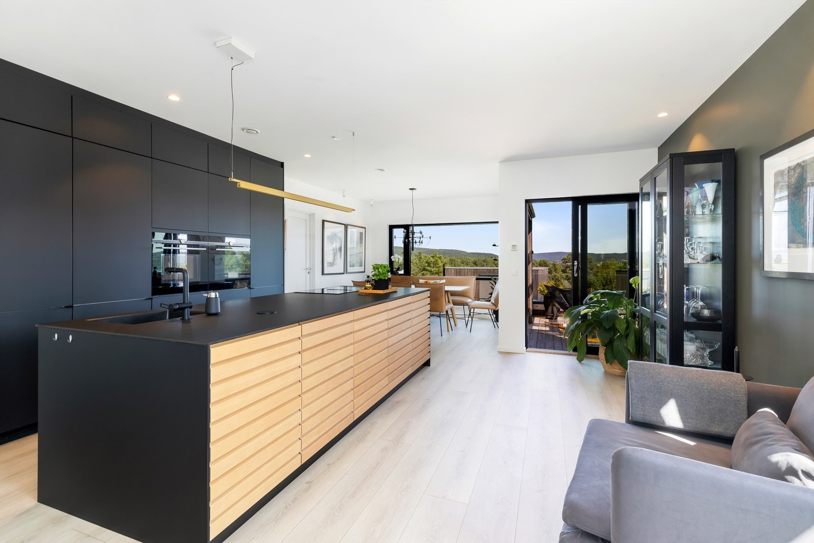 Leiligheten har en barnevennlig og attraktiv beliggenhet på solrik tomt på Justneshalvøya, kun ca. 8 km. fra Kristiansand sentrum. Galleribilde