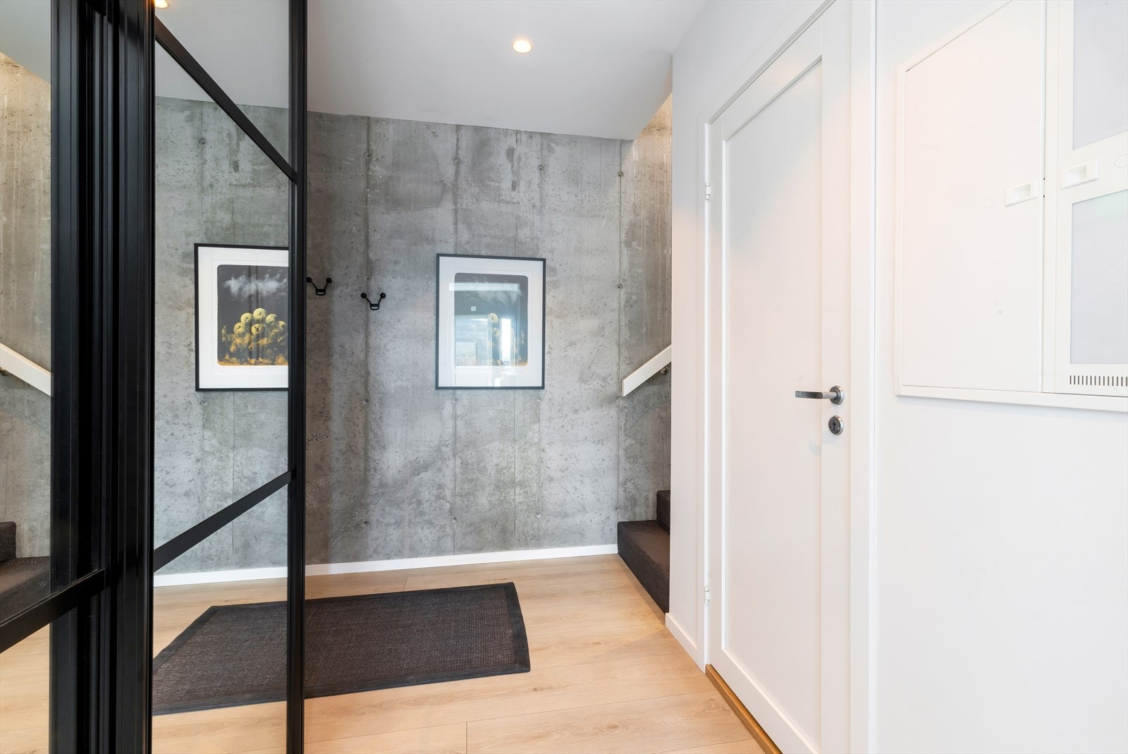 Praktisk skyvedørsgarderobe tilknyttet gangen Galleribilde