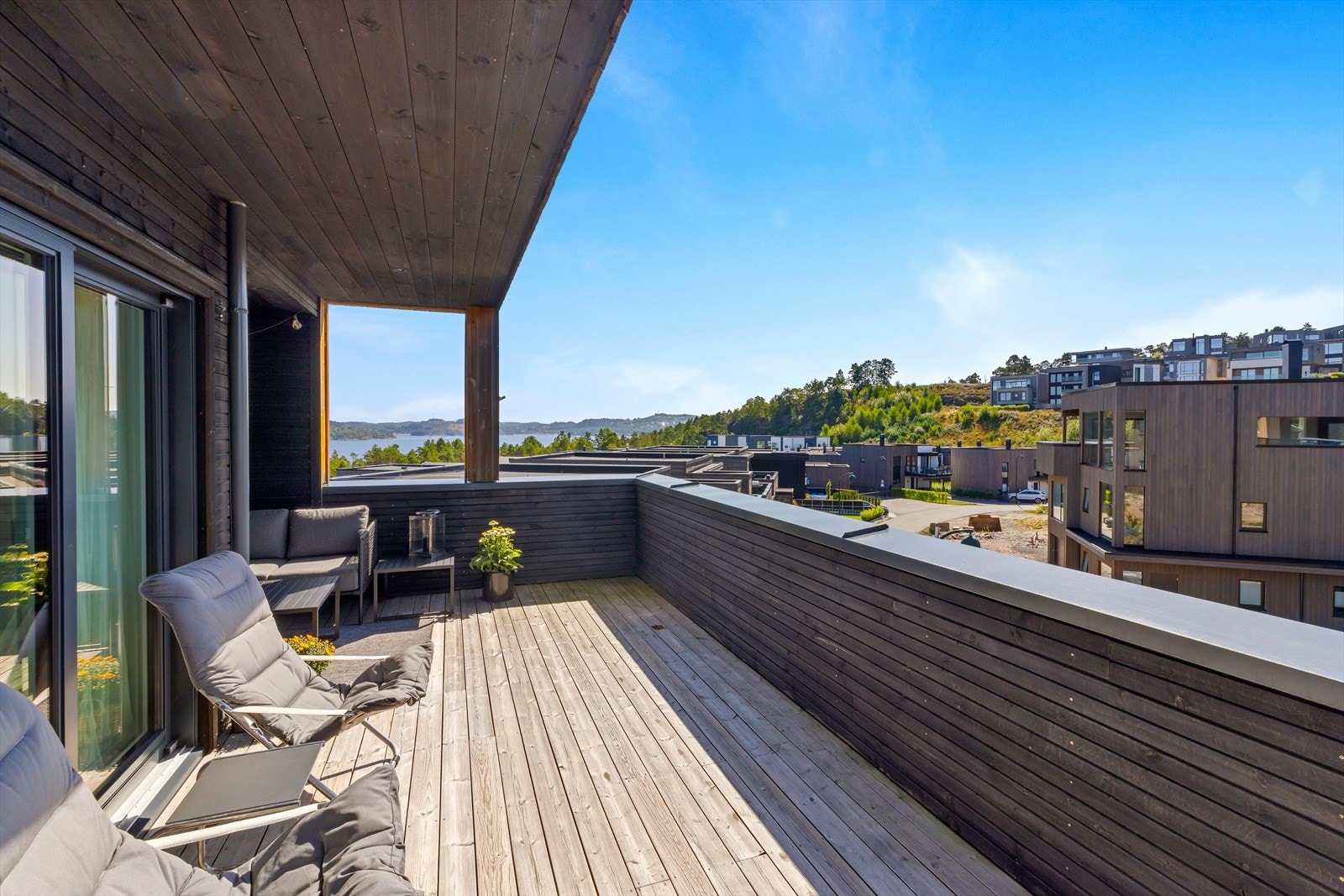 I stuen er det utgang til terrasse med svært gode solforhold. Eiendomsmegler Norge v/ Johan R. Elieson har gleden av å ønske velkommen til visning av Soleieveien 59! Galleribilde