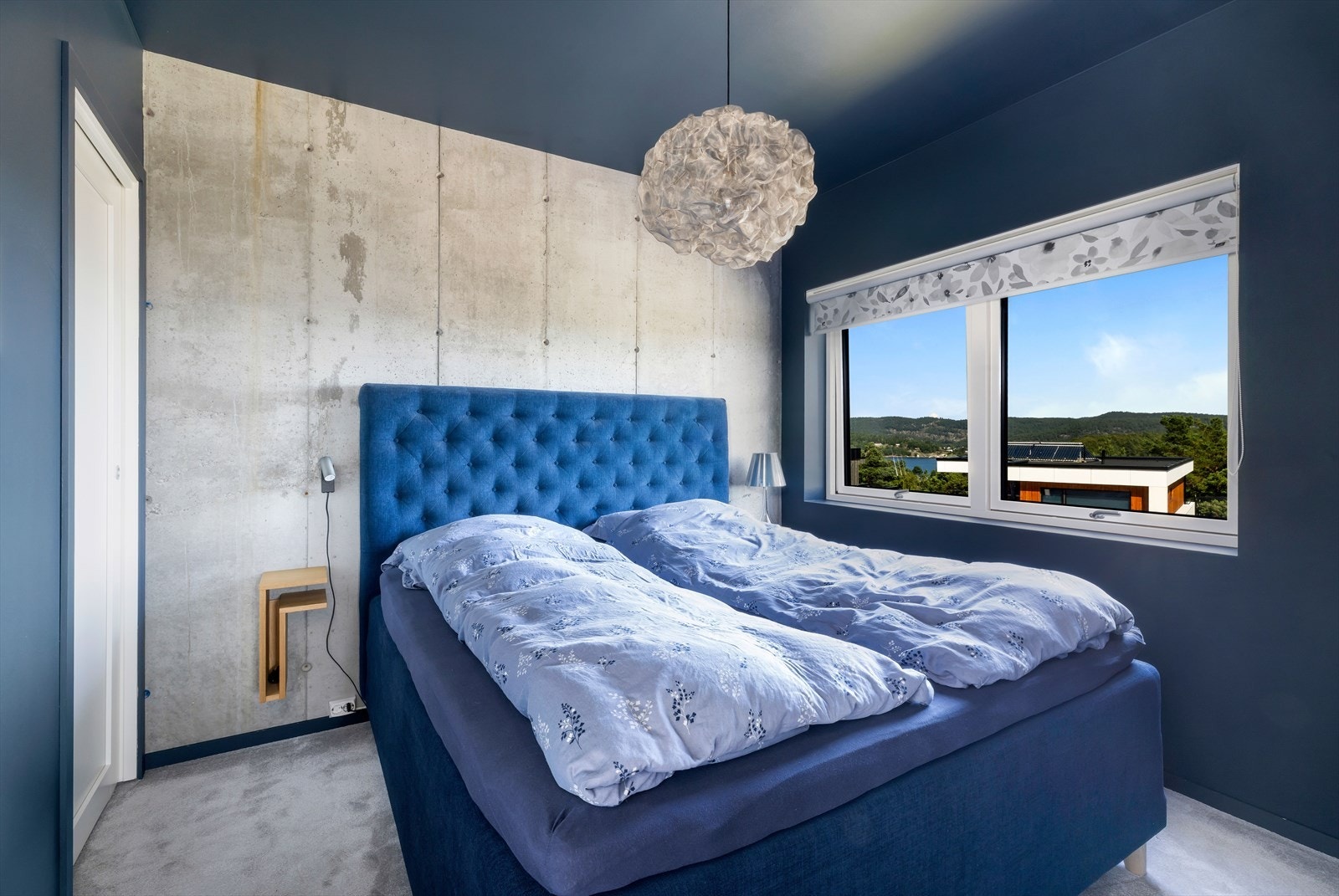 I etasjen er det videre tre gode soverom, samt baderom. Soverommene har alle plass til seng med tilhørende møblement og garderobe. Et av soverommene benyttes idag som walk-in garderobe. Galleribilde