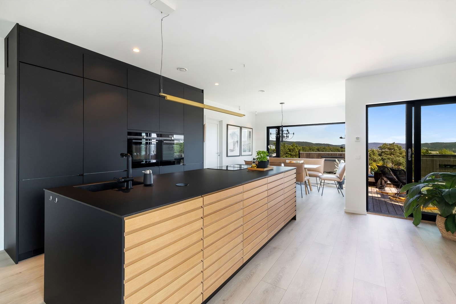 Leilighetens hovedrom er rommet hvor vi har et romslig kjøkken og spisestue. Her er det store vindusflater som sørger for rikelig med naturlig lysinnslipp Galleribilde