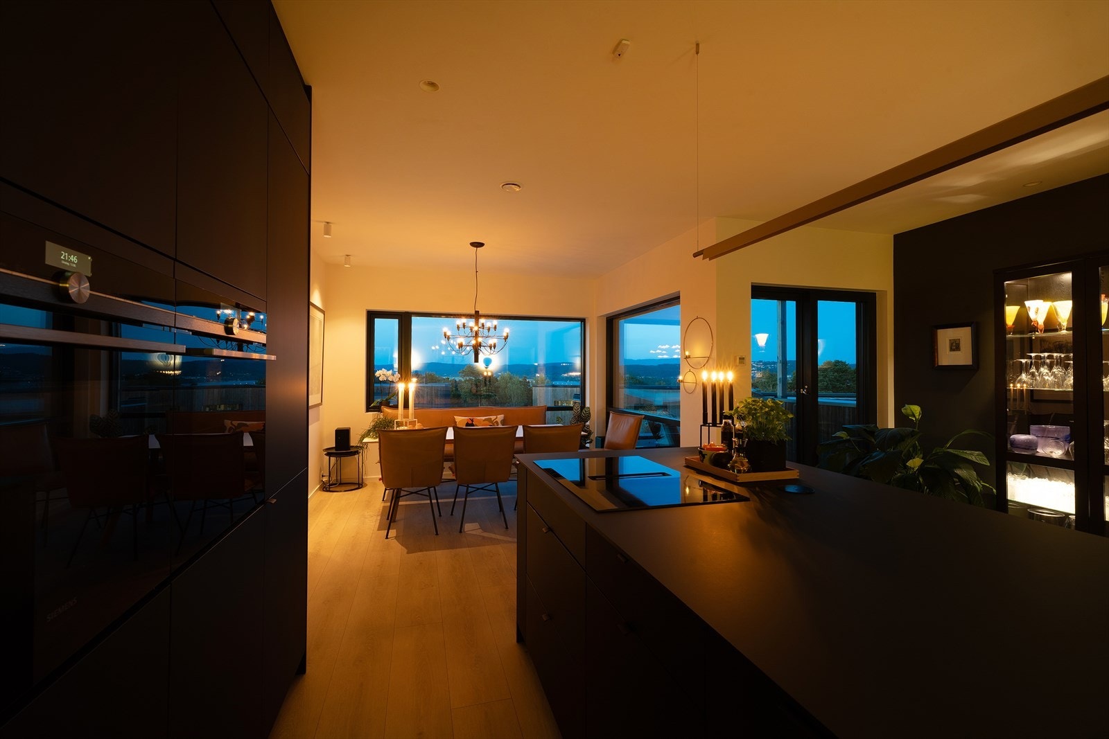 Strøken, nyere selveierleilighet over to etasjer med solrike uteområder og fantastisk utsikt! 2 garasjeplasser medfølger Galleribilde