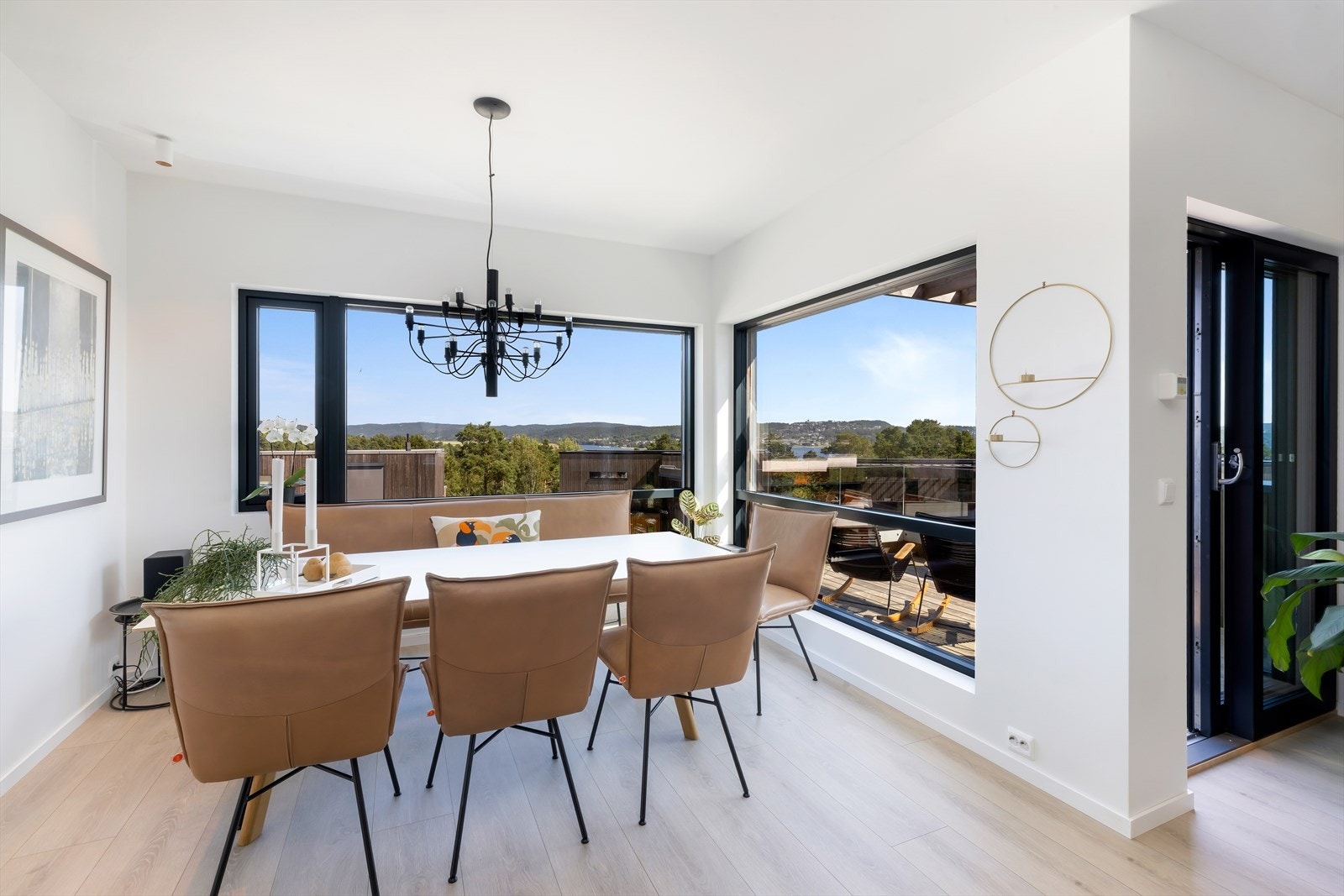 3 av vinduene i rommet har utvendige screens på fjernkontroll. Galleribilde