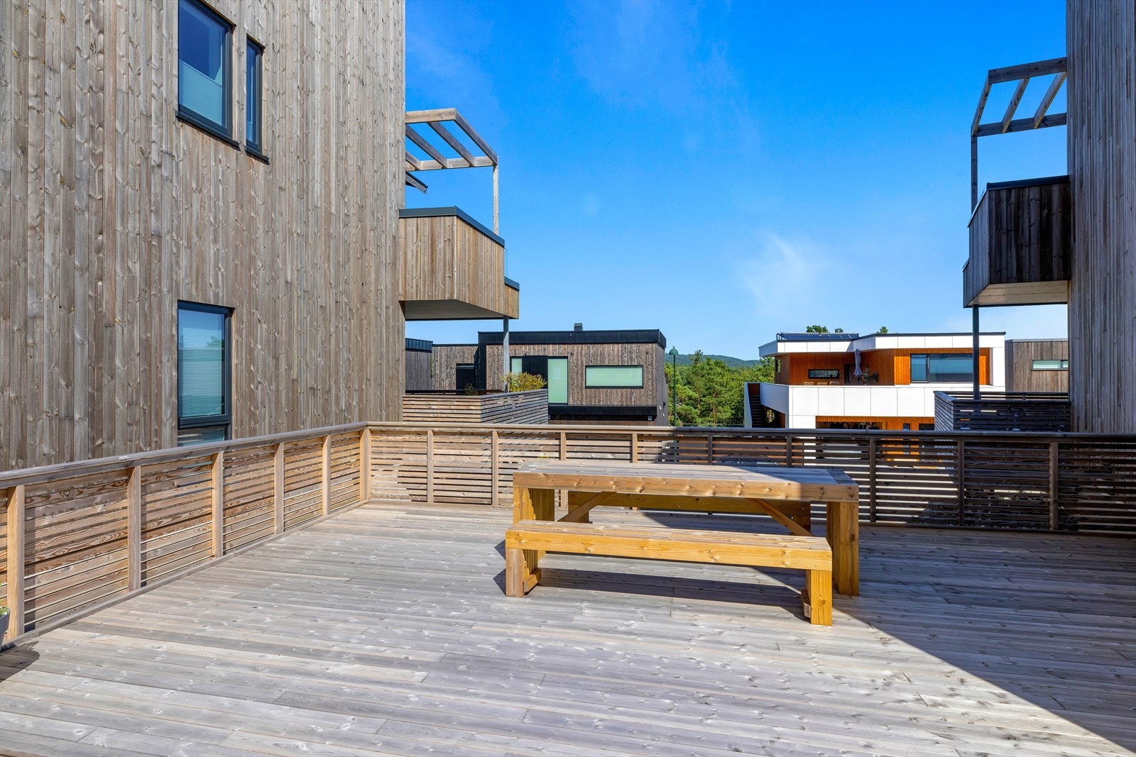 Videre følger en rekke bilder av felles uteplass, samt utsikten fra leiligheten Galleribilde