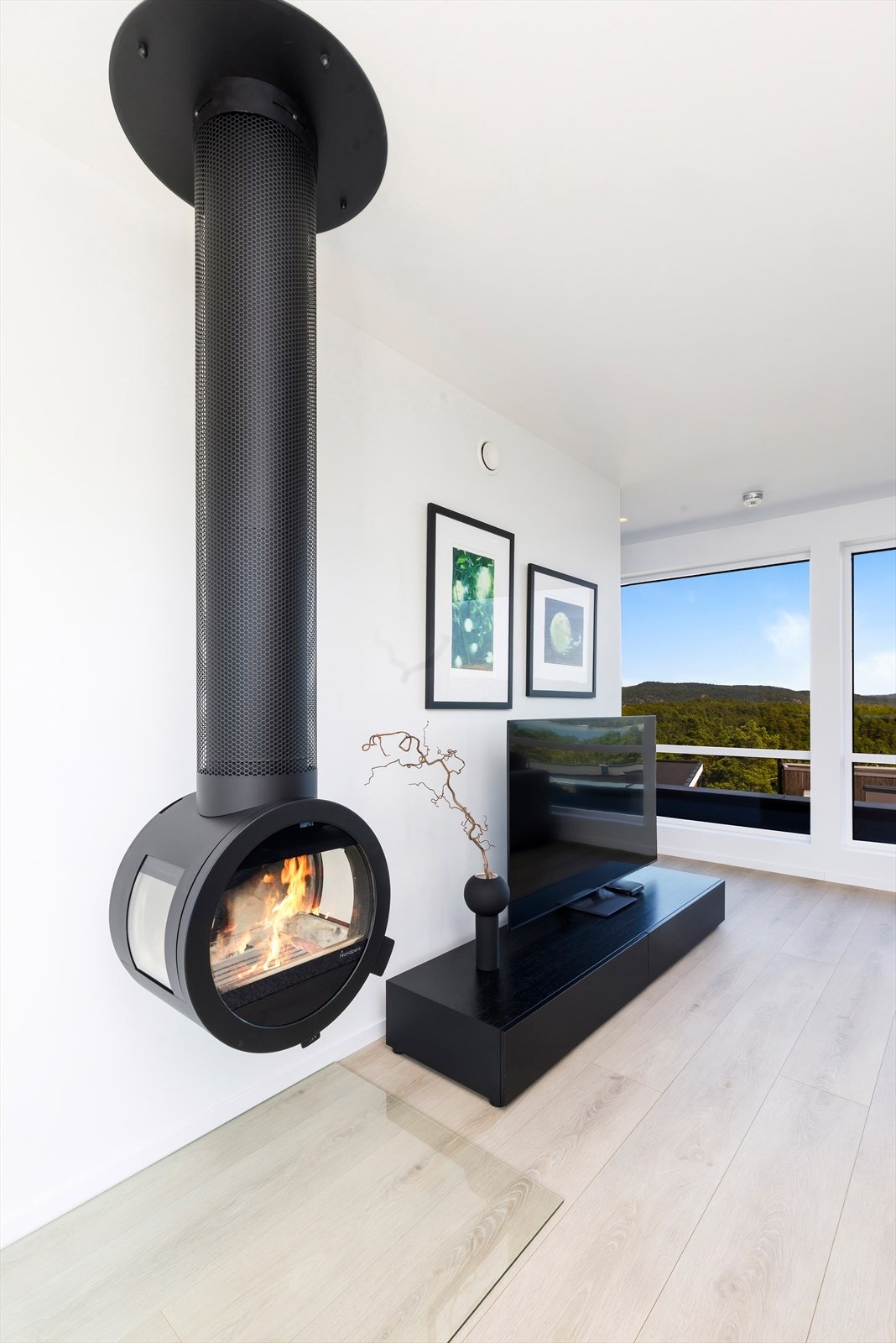 Svevende peisovn som sørger for god varme og hygge på kaldere dager. Galleribilde