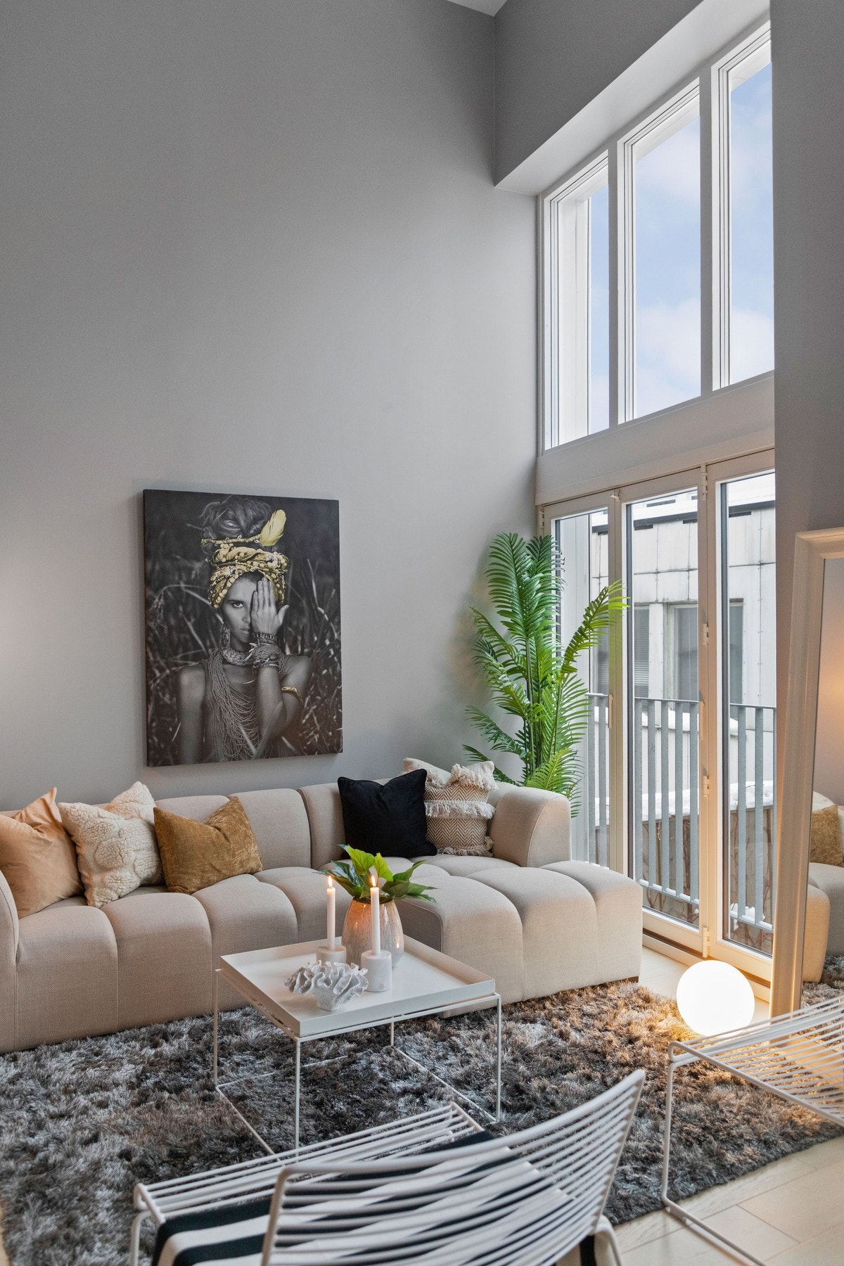 Veggene er malt i en dus gråtone, og på gulvet er det lys, enstavs parkett over vannbåren gulvvarme. Galleribilde