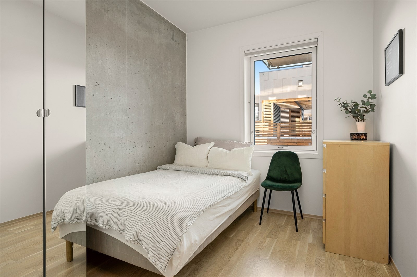 Det andre soverommet er oppmålt til 7 m² - Her har du god plass til dobbeltseng og skap. Galleribilde