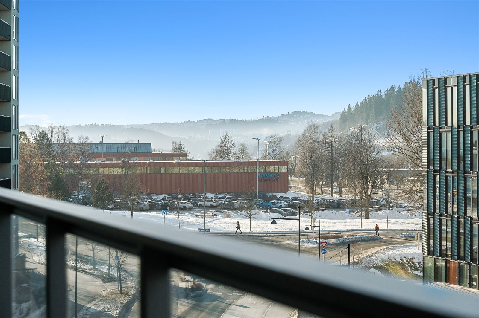 Det er kort vei til busstoppet Bratsbergvegen hvor flere ruter har hyppige avganger. Galleribilde