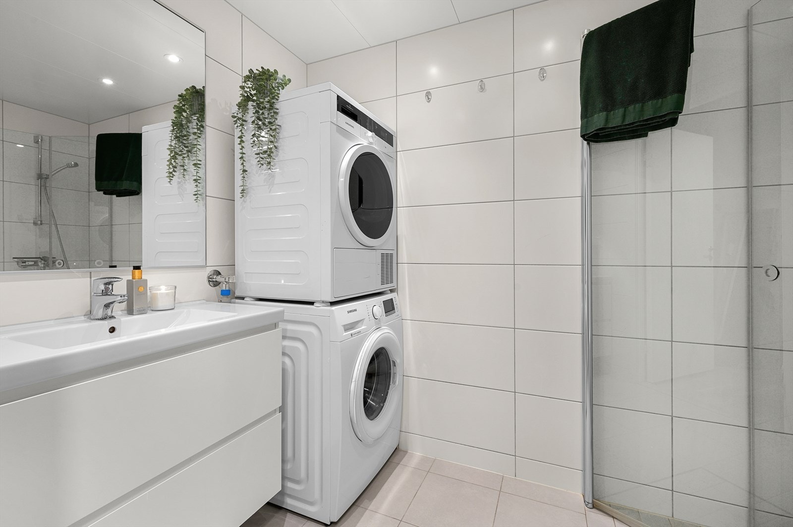 Det lyse, flislagte baderommet er oppmålt til 3,5 m² og har moderne downlights i tak som gir en god lyssetting, samt gulvvarme. Galleribilde