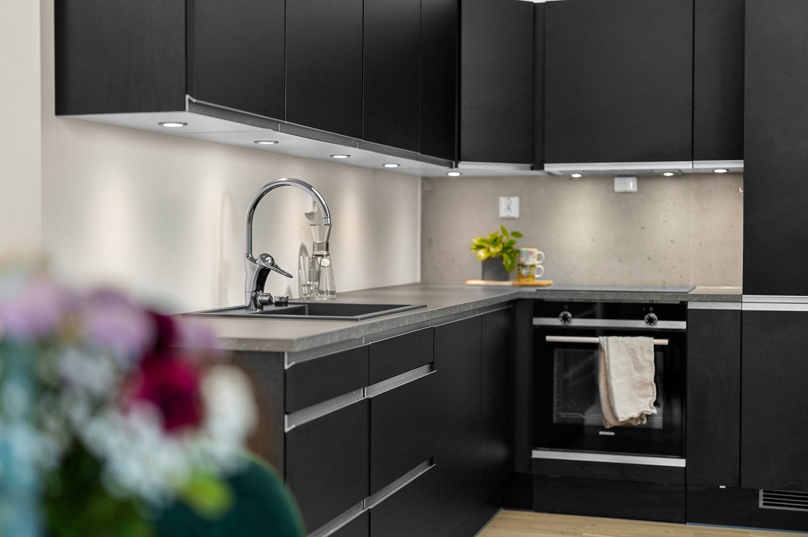 På kjøkkenet er det også integrert kombi kjøl/fryseskap, oppvaskmaskin, platetopp og stekeovn i fra Siemens. Galleribilde