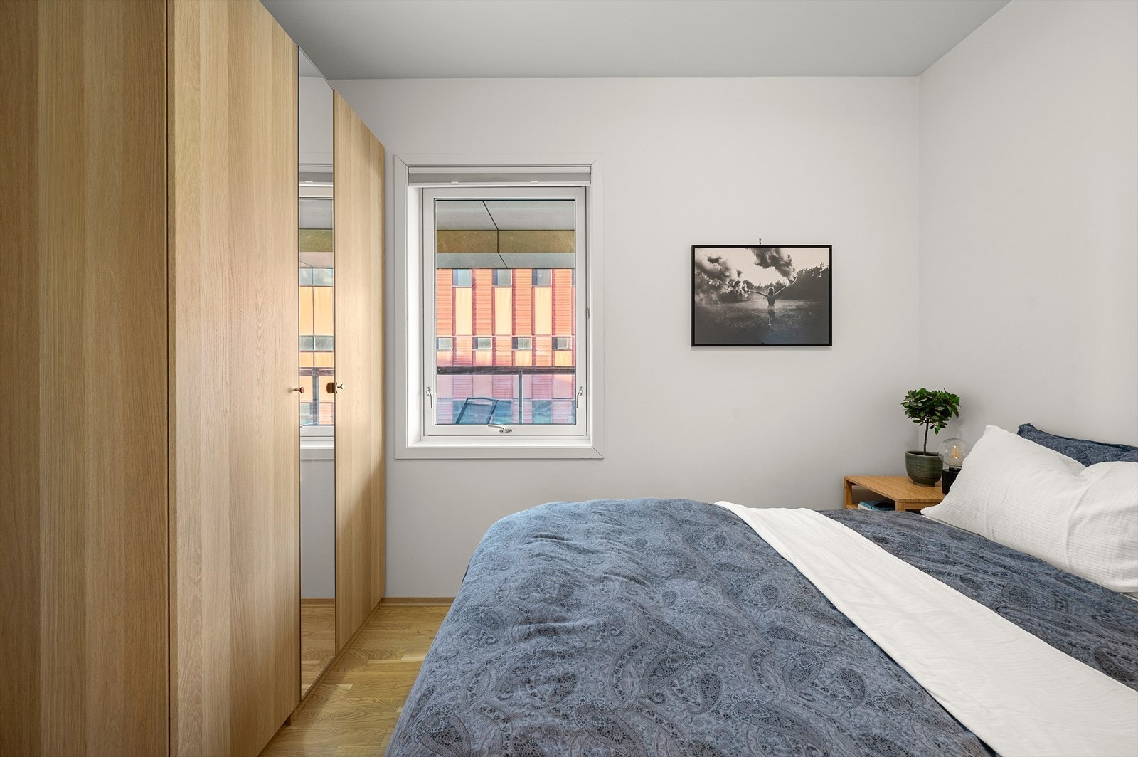 Rommet er enkelt å innrede med med dobbeltseng, garderobeskap og annet tilhørende møblement. Galleribilde