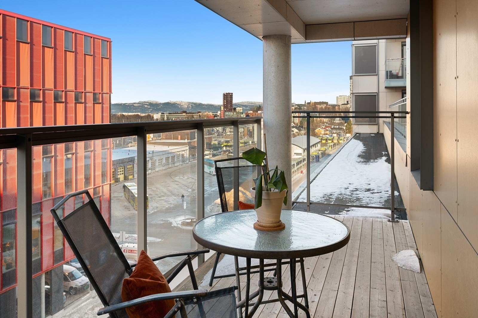 Fra stuen er det direkte adkomst til en vestvendt balkong på hele 21 m² med herlige sol- og utsiktsforhold. Galleribilde