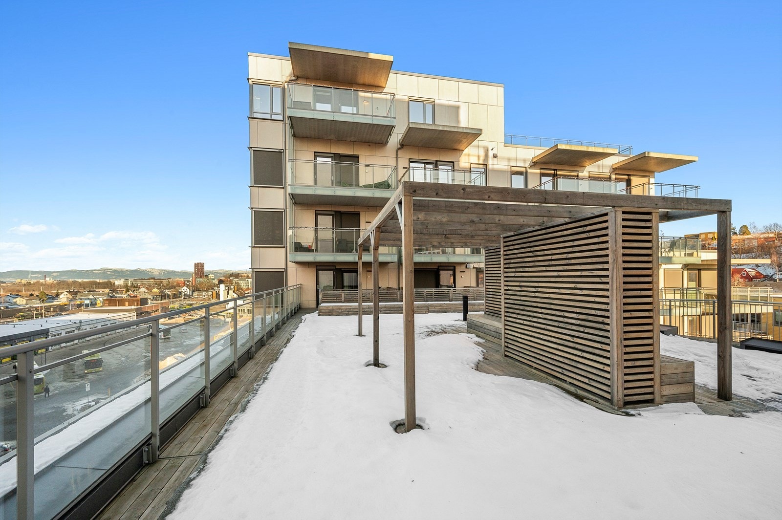 I tillegg til den private balkongen er det to felles takterrasser for sameiet som er til fri bruk. Galleribilde