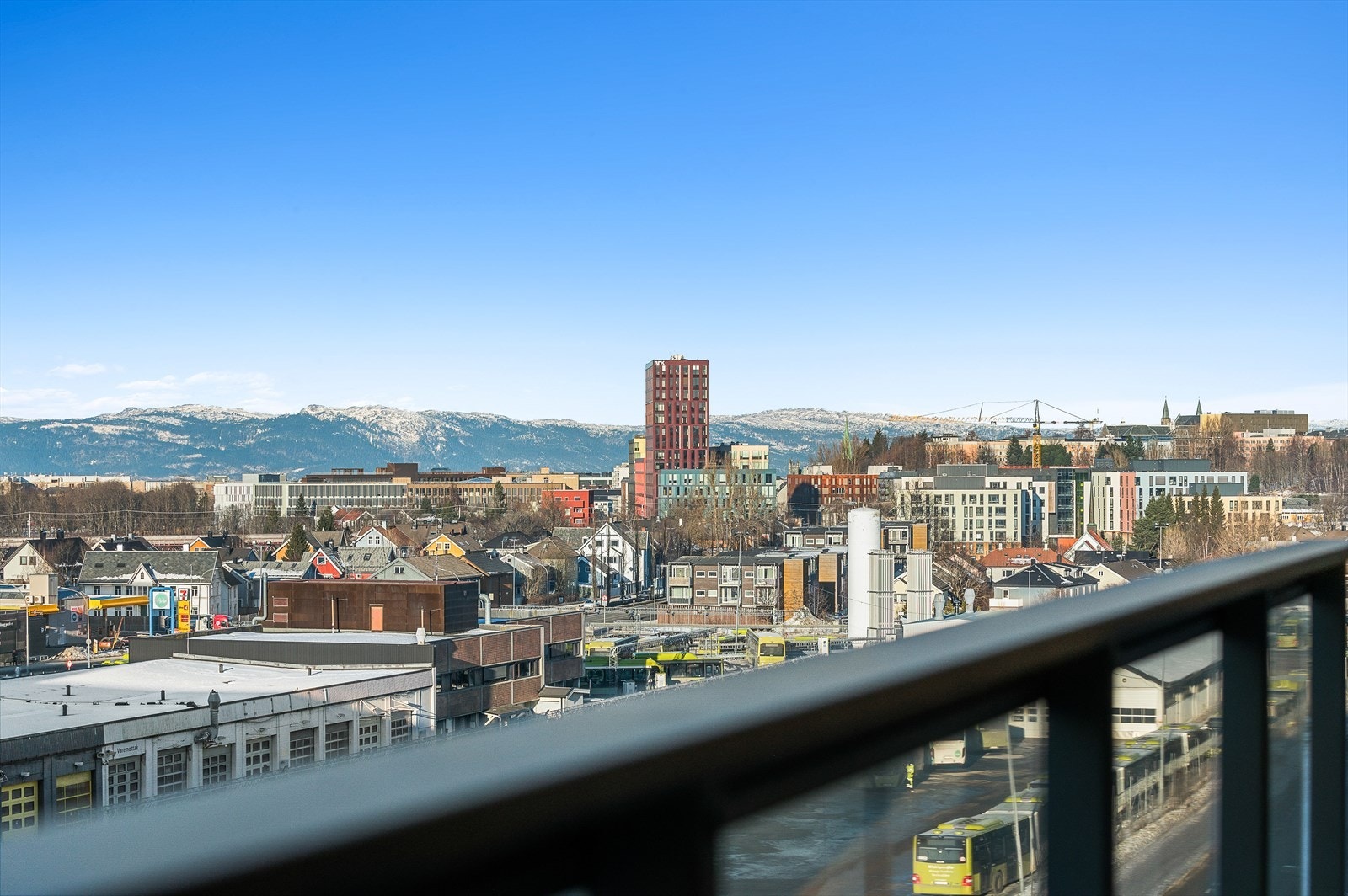 Herlige sol- og utsiktsforhold fra den felles takterrassen. Galleribilde