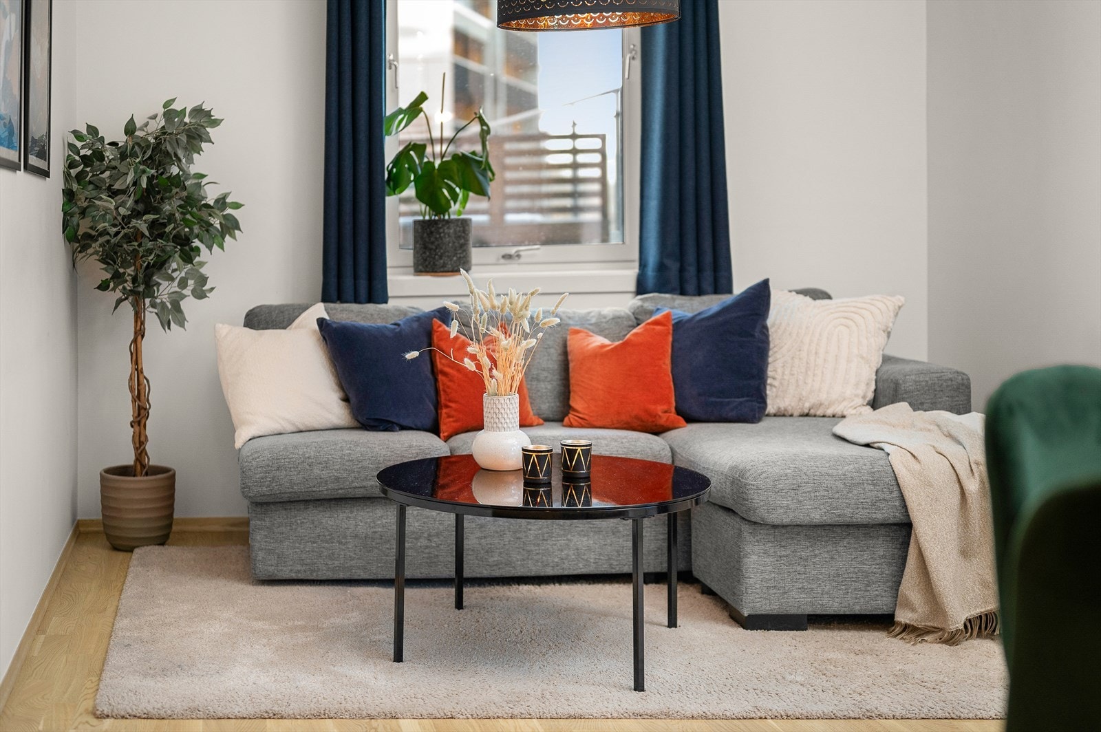 I umiddelbar nærhet finner du blant annet Kiwi, som ligger i samme bygg som leiligheten, samt REMA 1000, Kompis, Klinikk for Alle, Freya Familieklinikk og en frisør. Galleribilde