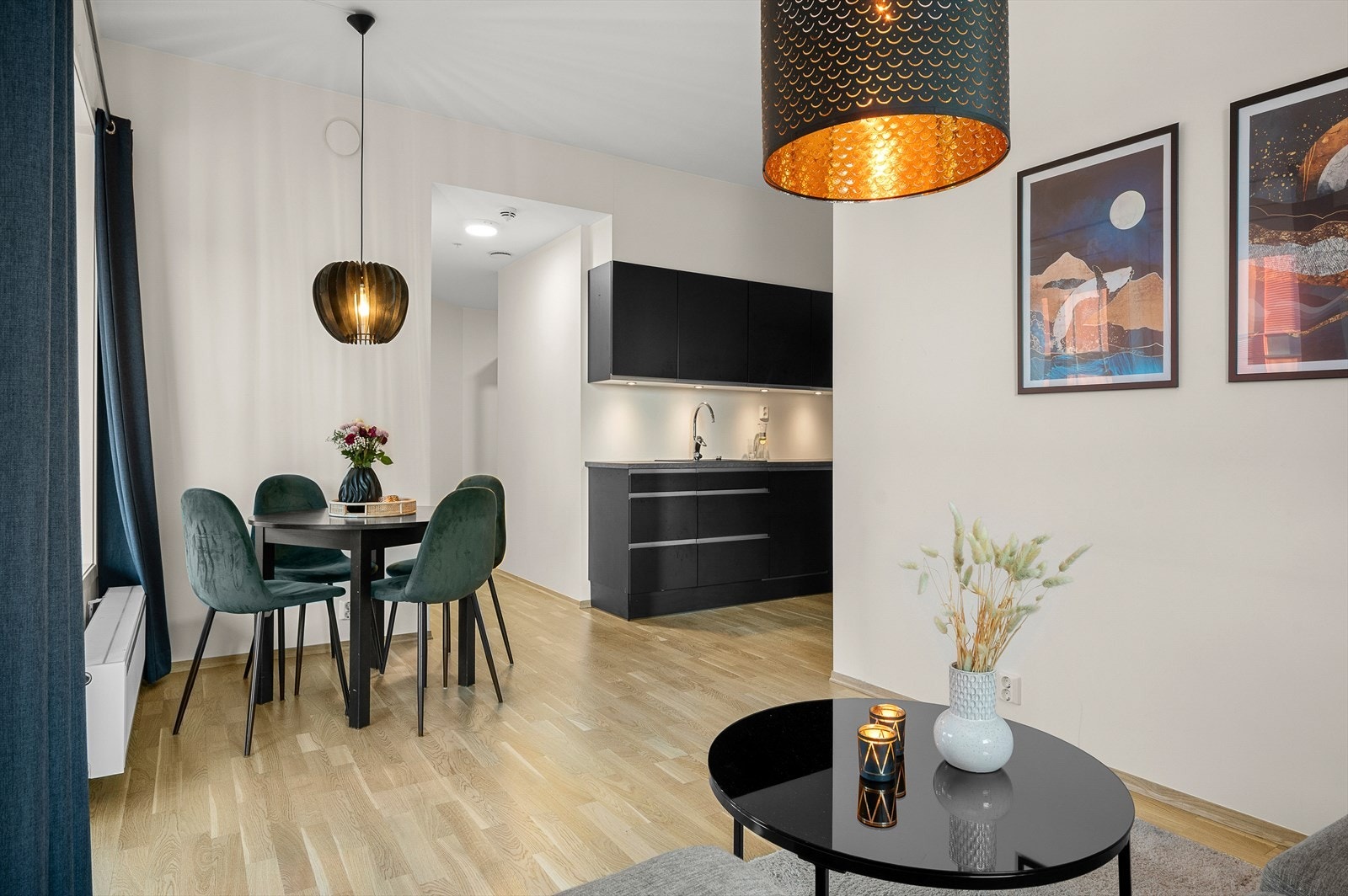 Oppvarmingen foregår gjennom fjernvarme på radiator og elektrisk gulvvarme på bad. Galleribilde