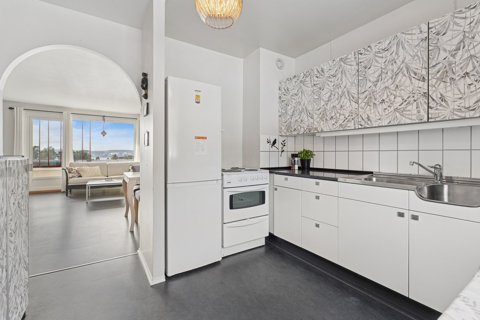 Kjøkkeninnredningen har rustfritt benkebeslag med oppvaskkum. Galleribilde