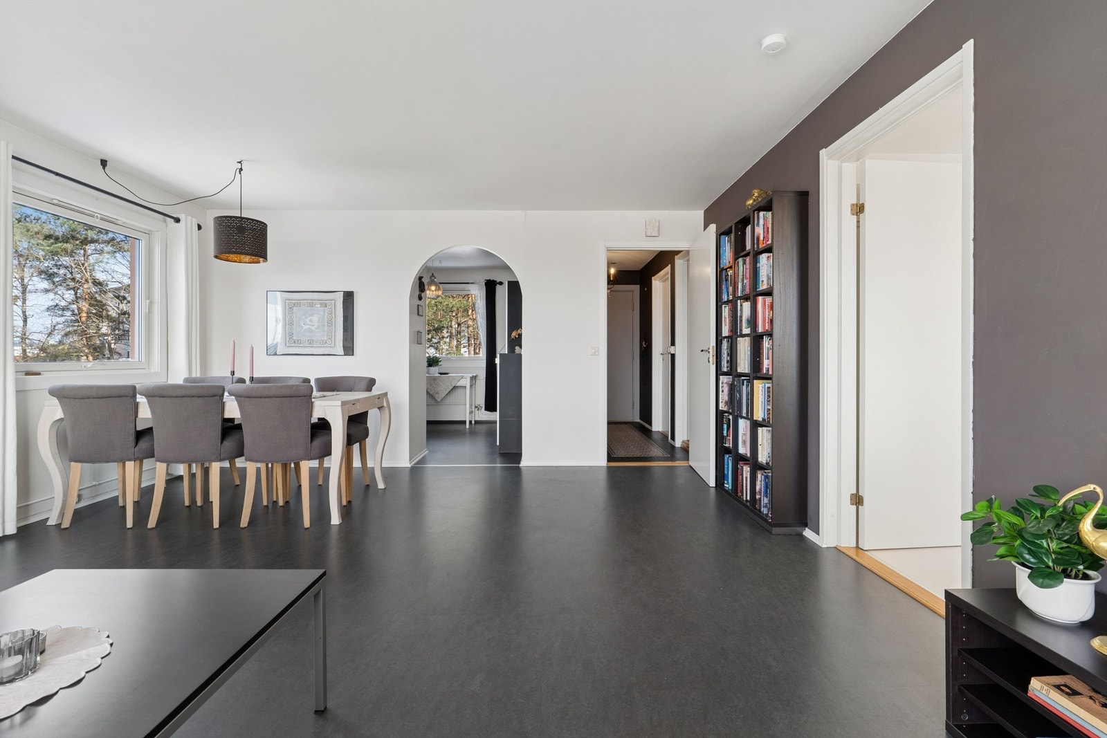 Stuen har en praktisk tilknytning til både kjøkken og entré. Galleribilde