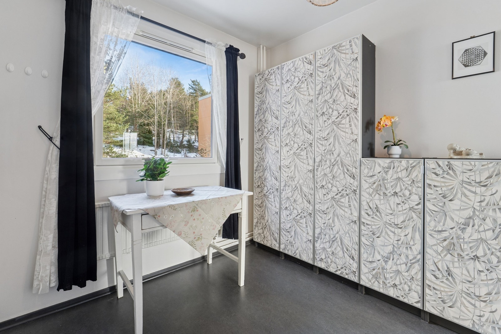 Godt med skapplass gir rikelig med oppbevaringsmuligheter. Galleribilde