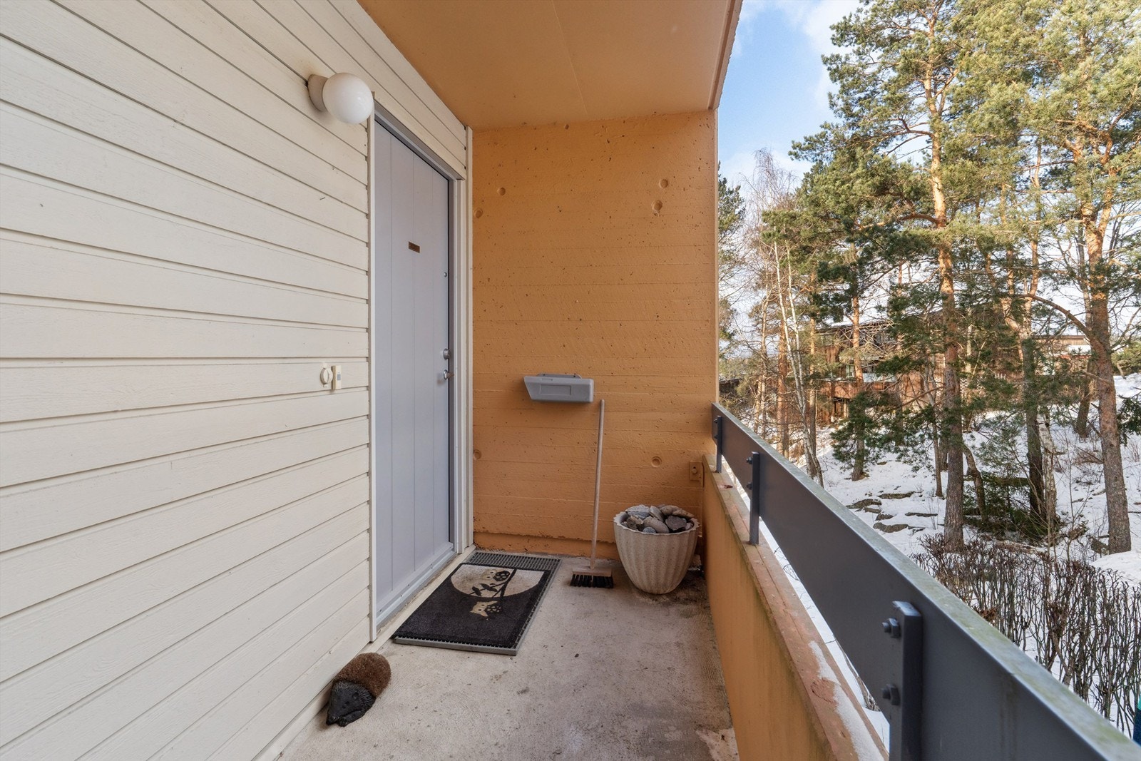 Adkomst til leiligheten via felles svalgang. Galleribilde