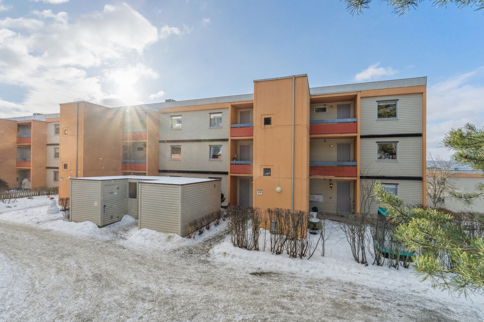 Leiligheten ligger i siste husrekke, skjermet fra trafikk i et stille bomiljø. Galleribilde