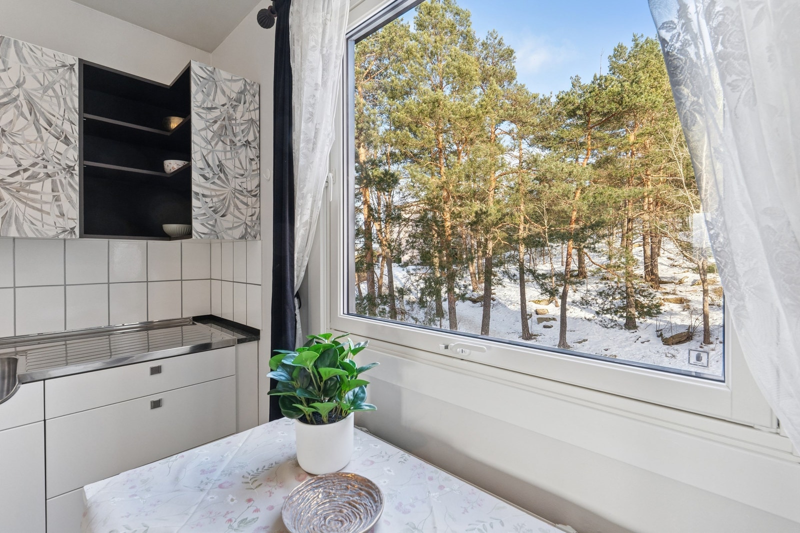 Fra kjøkkenvinduet er det utsyn mot rolige, grønne omgivelser. Galleribilde