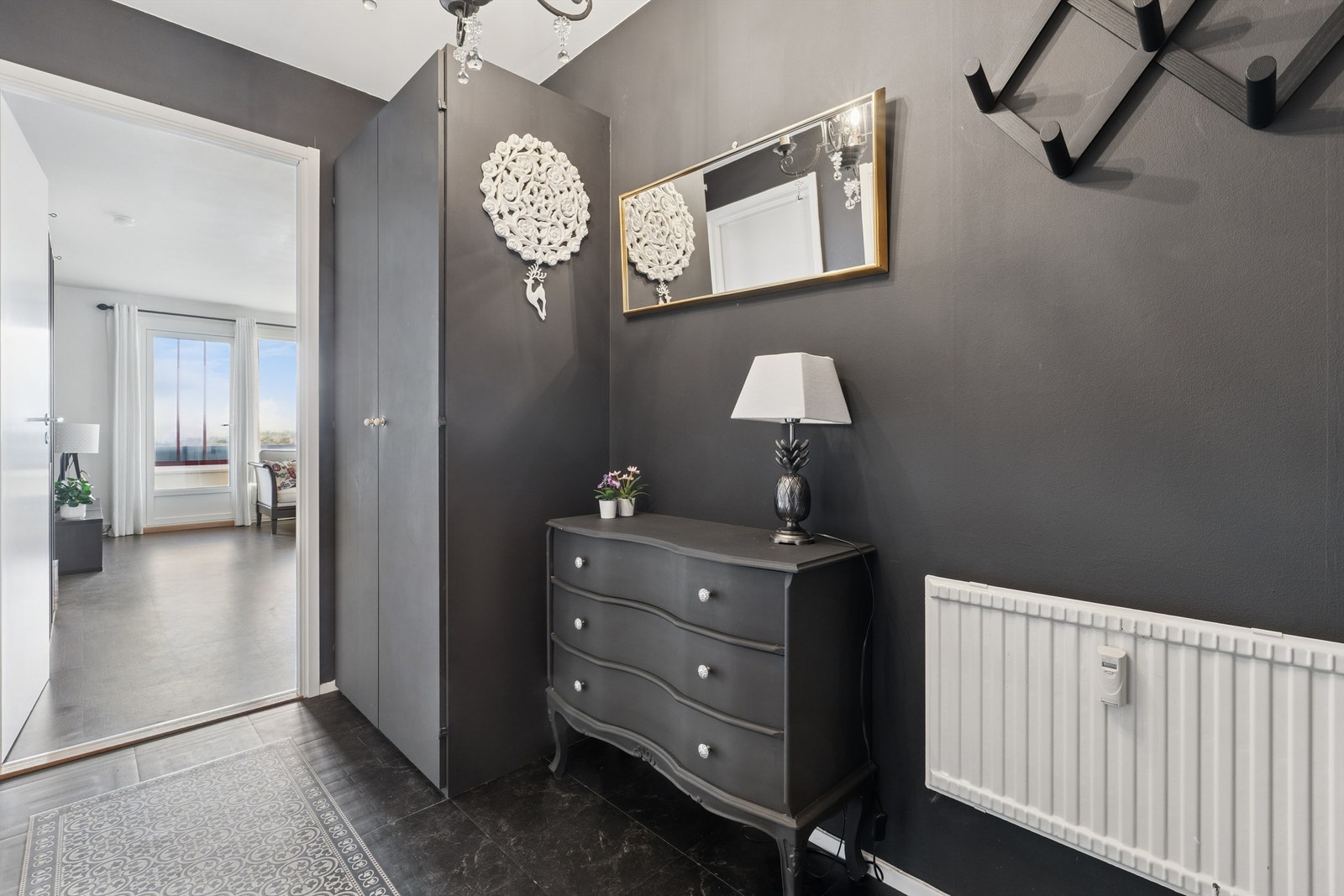Fra entréen er det en åpen og innbydende passasje videre inn i boligen. Galleribilde