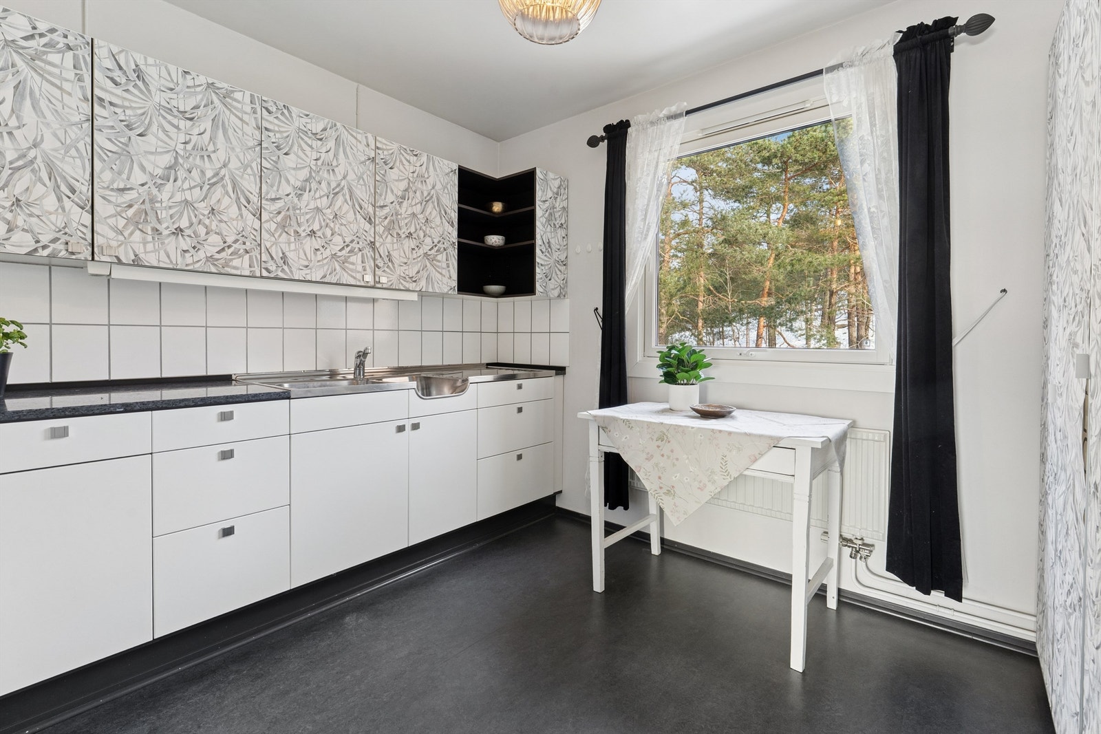 Kjøkkenet har plass til spiseplass ved vinduet. Galleribilde