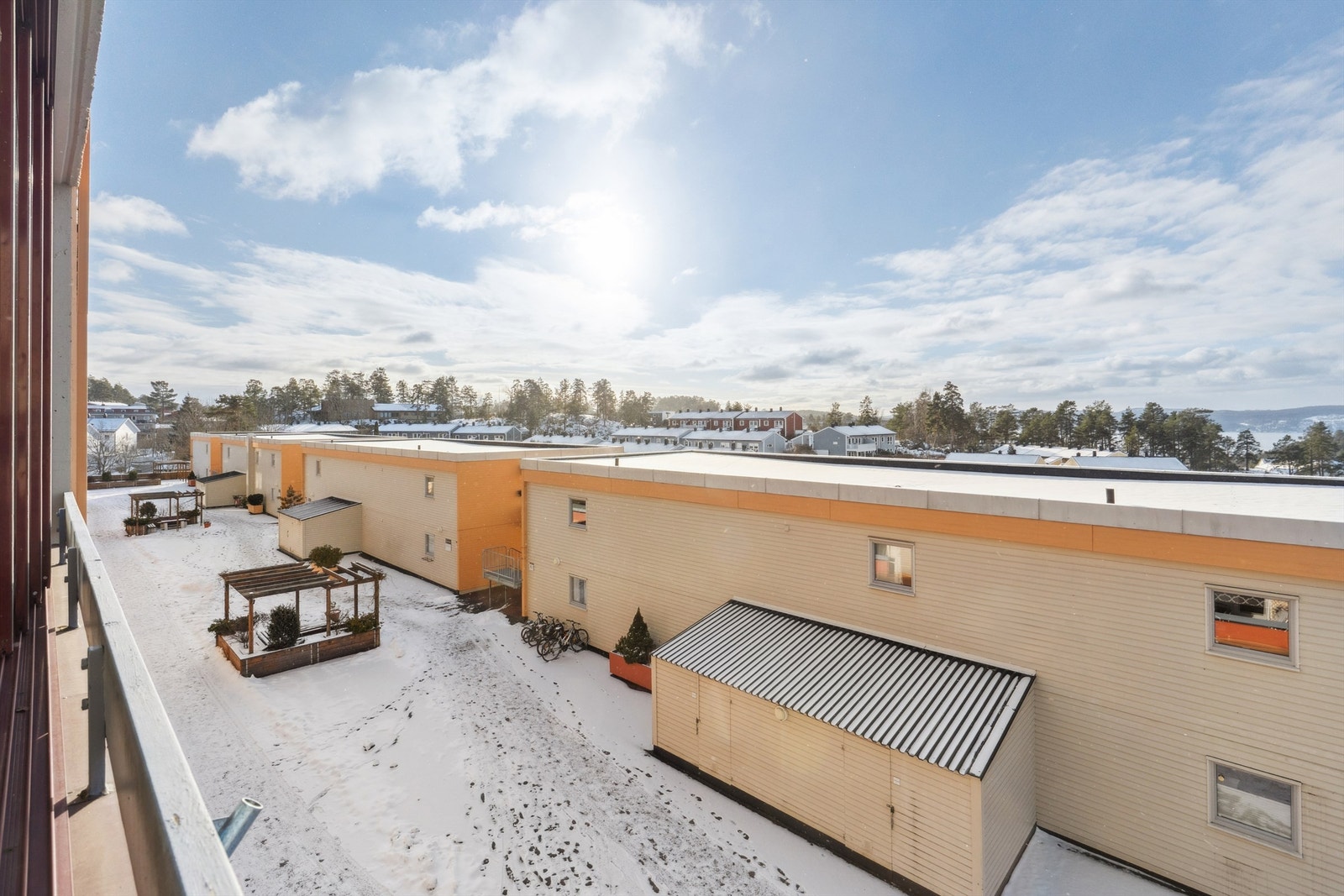 Borettslaget har store, grønne fellesarealer med blant annet lekeplasser. Galleribilde