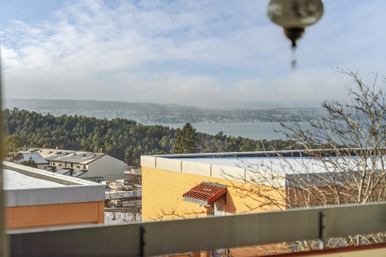 Nærheten til Oslofjorden gir enkel tilgang til badestrender som Hvervenbukta, som også er i gangavstand. Galleribilde