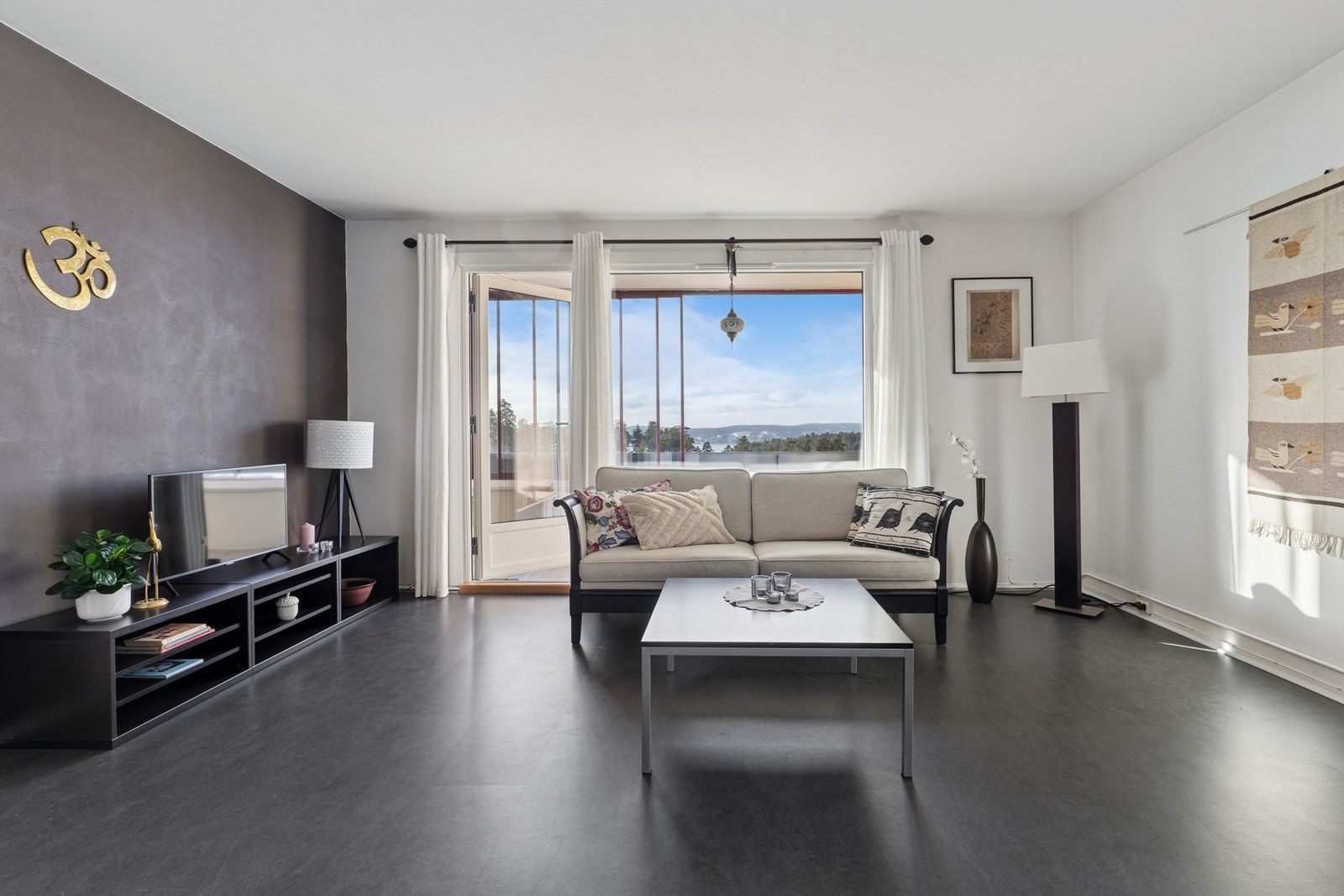 Oppvarming via fjernvarme og internett er inkludert i felleskostnadene. Galleribilde