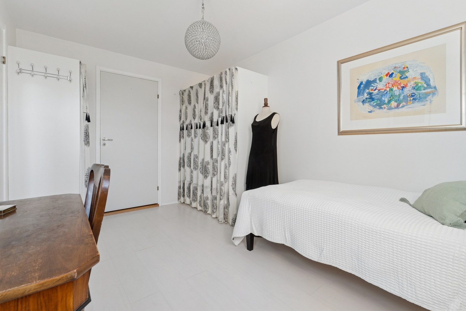 Soverommet har god plass til seng og garderobeløsninger. Galleribilde