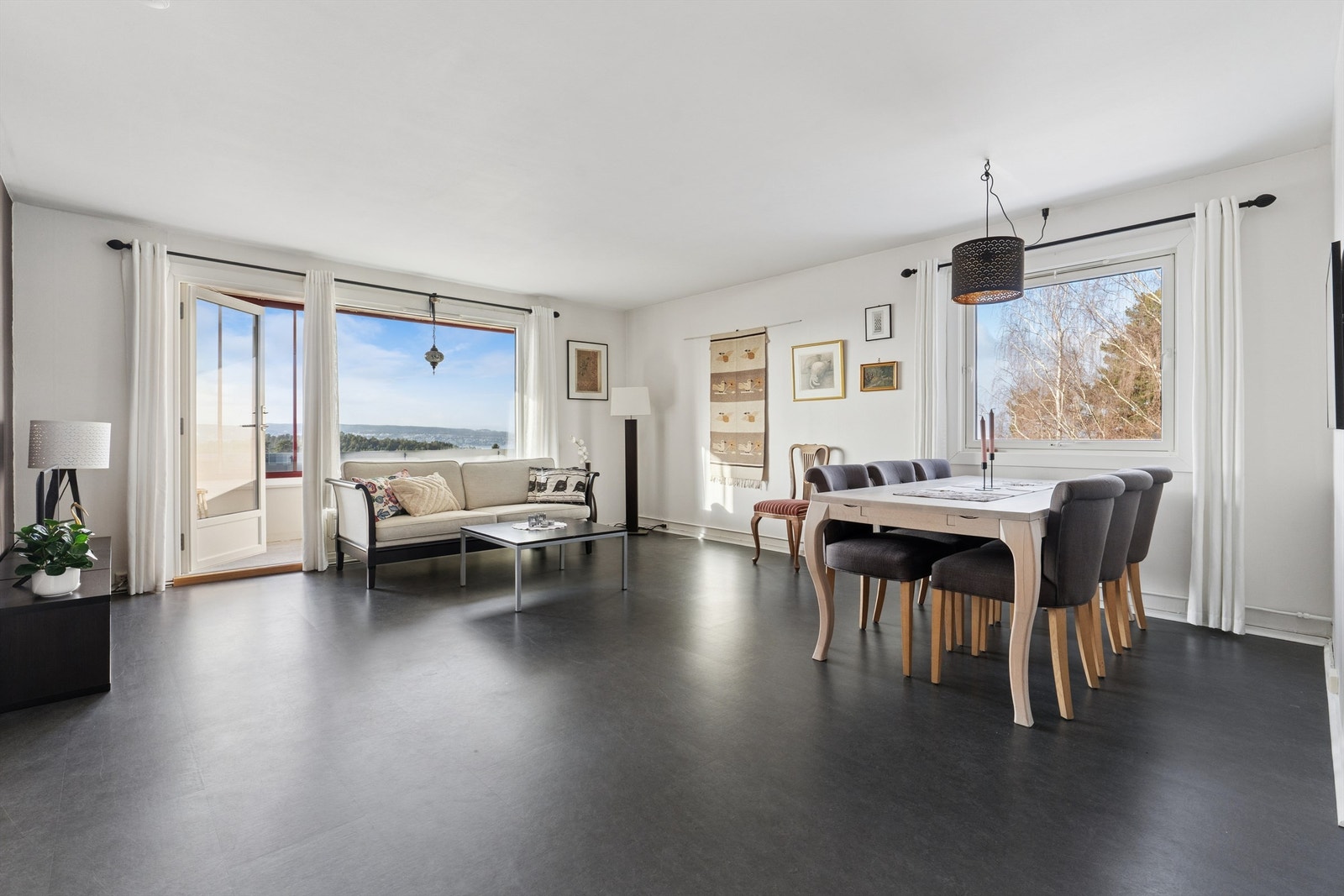 Velkommen til Ravnåsveien 89! En romslig 2-roms med fantastisk utsikt presentert av Hamdi Kaptan v/Krogsveen Nordstrand. Galleribilde