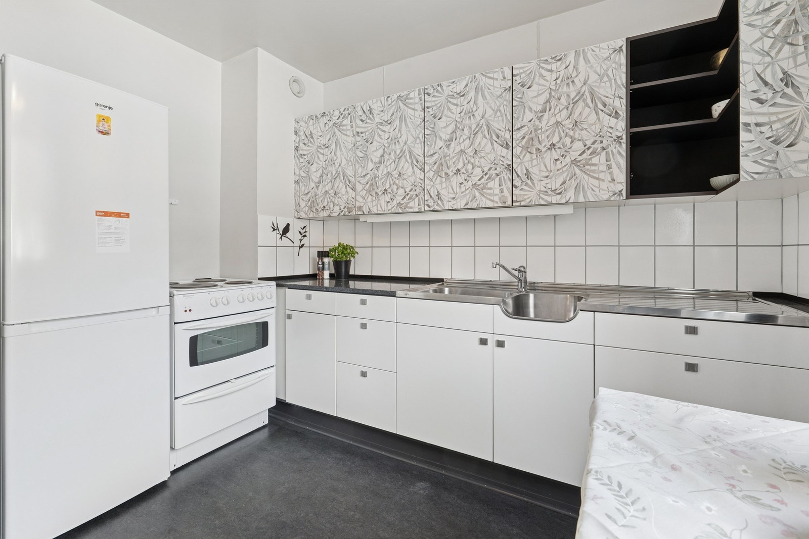 Det er lagt fliser over benkeskapene. Galleribilde