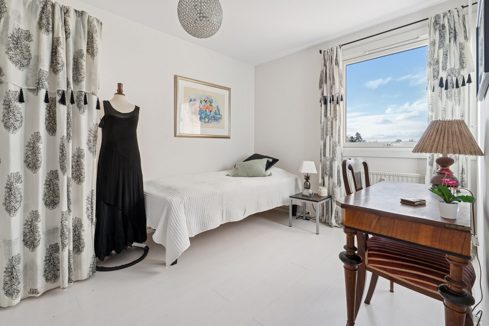 Her er det god plass for både seng og arbeidsplass. Galleribilde