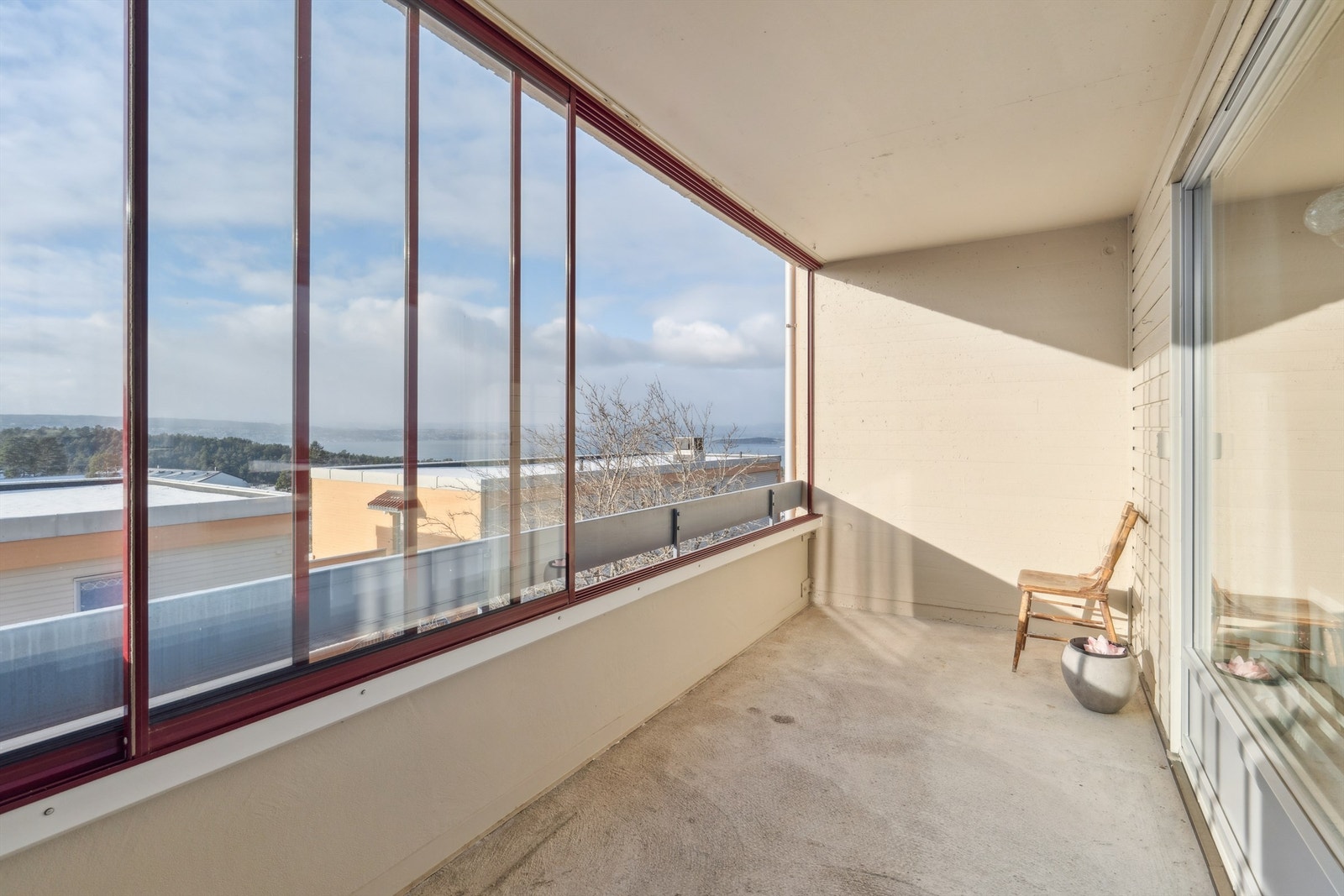 Den vestvendte, innglassede balkongen på 9 m2 har gode muligheter for ulike møbleringsløsninger. Galleribilde