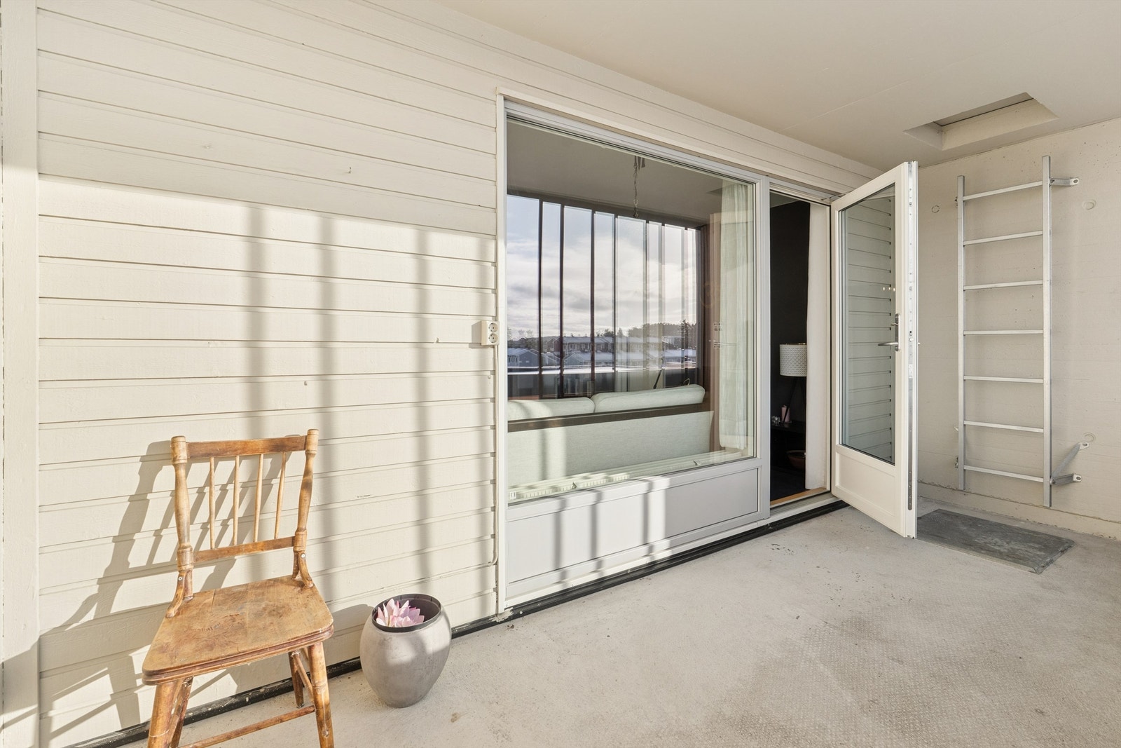 Innglassingen gjør balkongen til en naturlig forlengelse av stuen store deler av året. Galleribilde