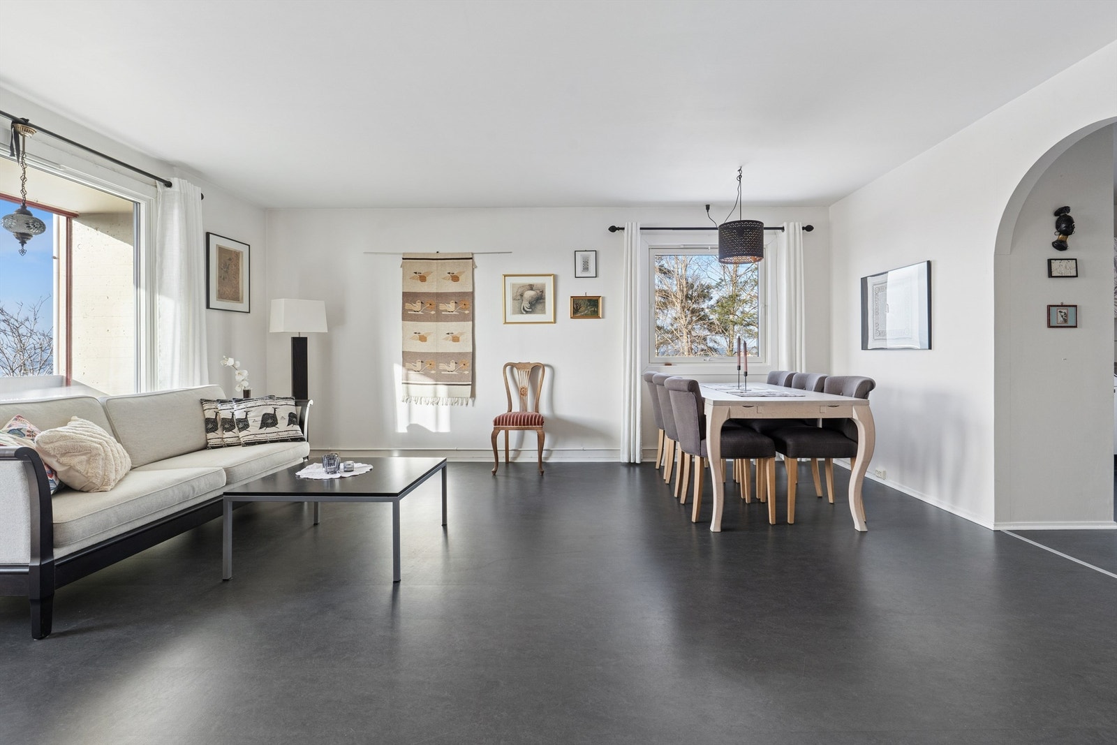 Stuen er et romslig samlingspunkt med god plass til både sofagruppe og spisebord. Galleribilde