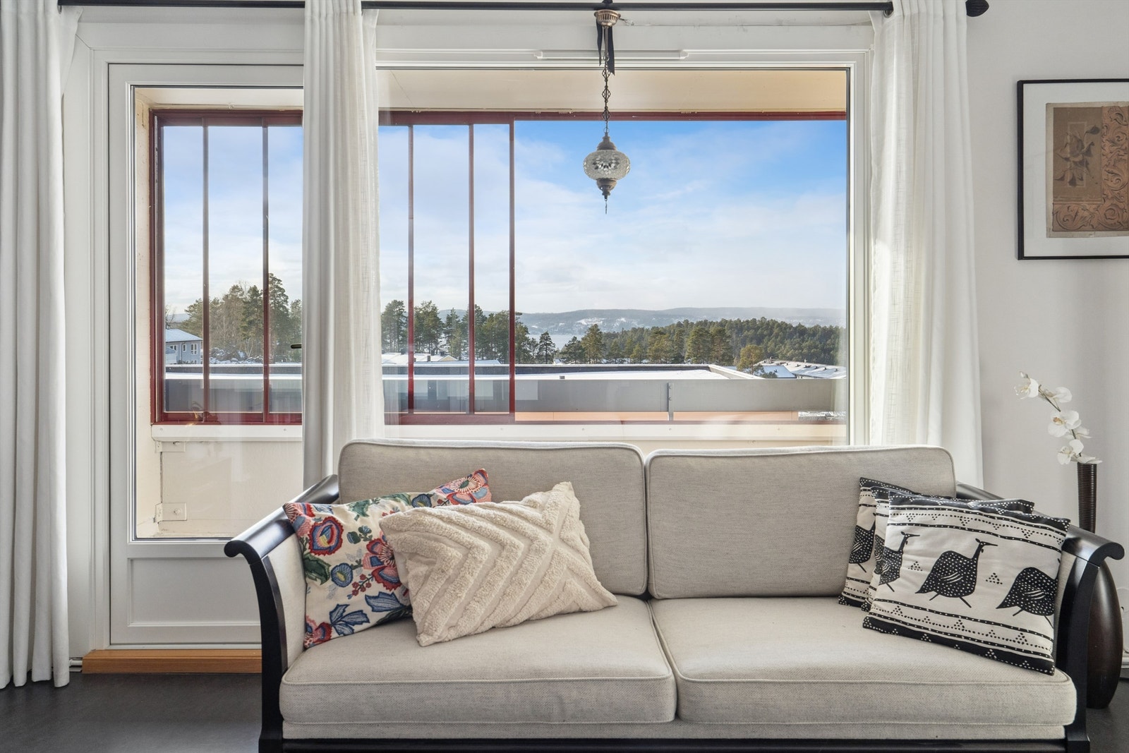 Vinduer og balkongdør med isolerglass ble skiftet i 2018. Galleribilde