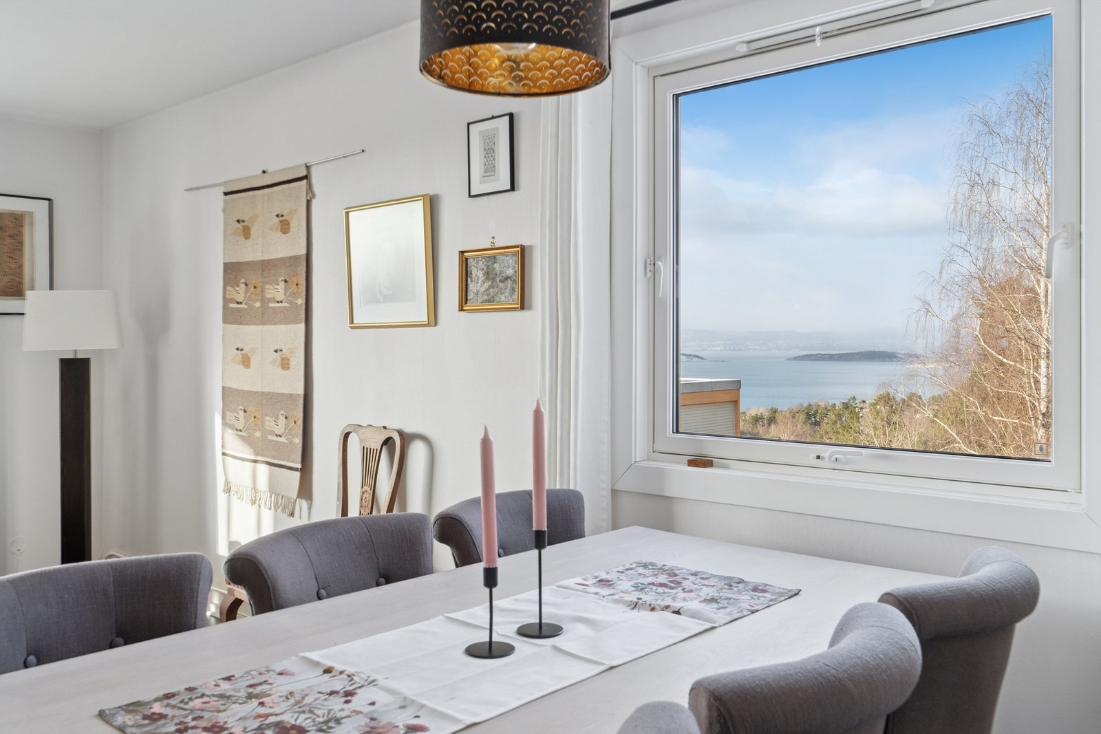 Fra spiseplassen kan den flotte fjordutsikten nytes, helt uten gjenboere. Galleribilde