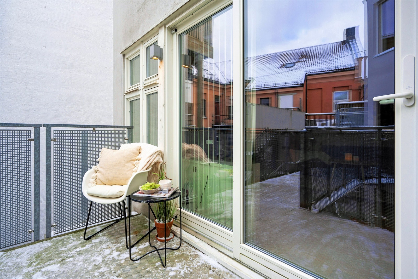 Koselig liten uteplass med morgensol på sommeren Galleribilde