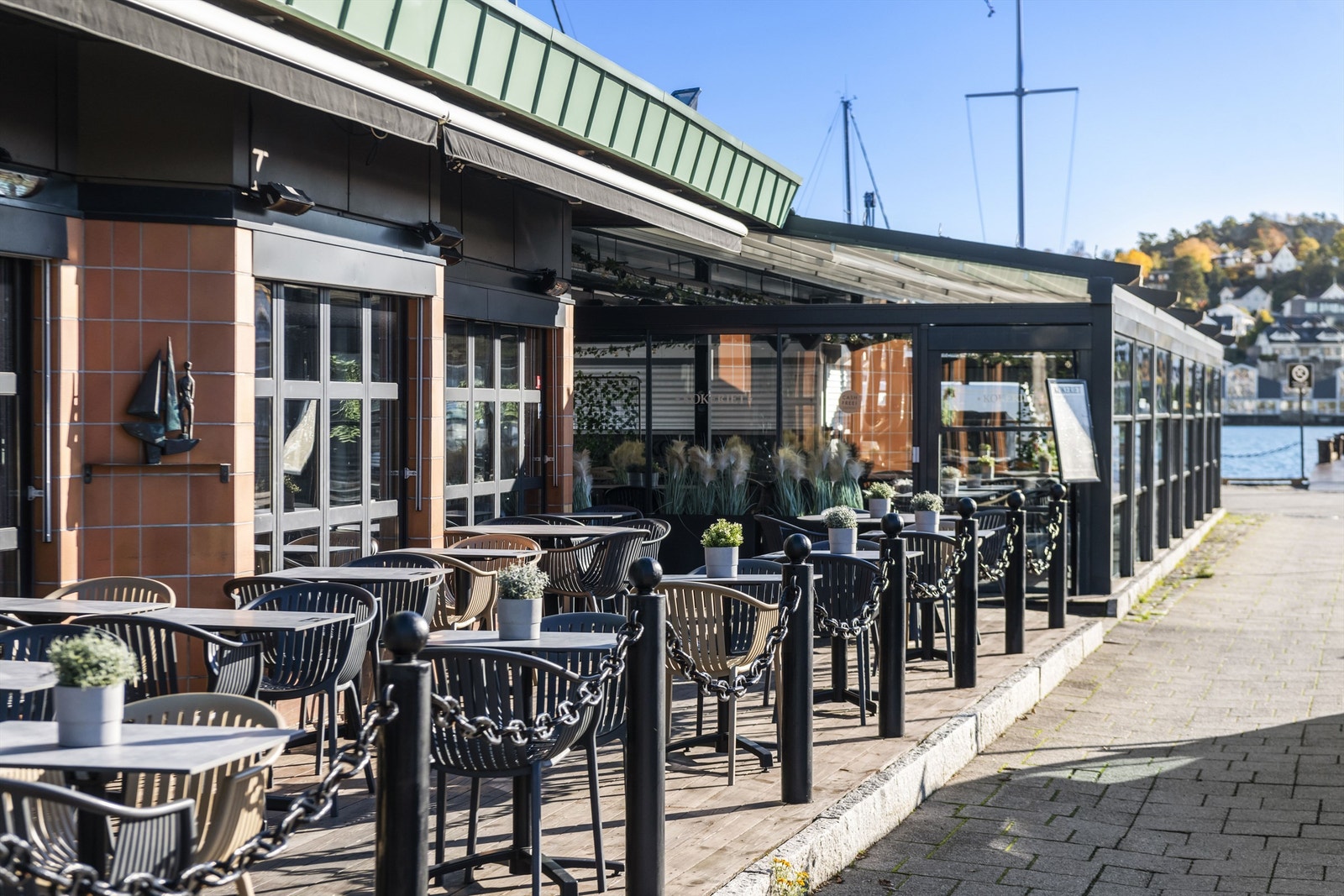 Kokeriet restaurant og bar er plassert i nydelige omgivelser på bryggekanten i Sandefjord har latt seg inspirere av Sandefjords gylne tider - hvalfangstiden. Galleribilde